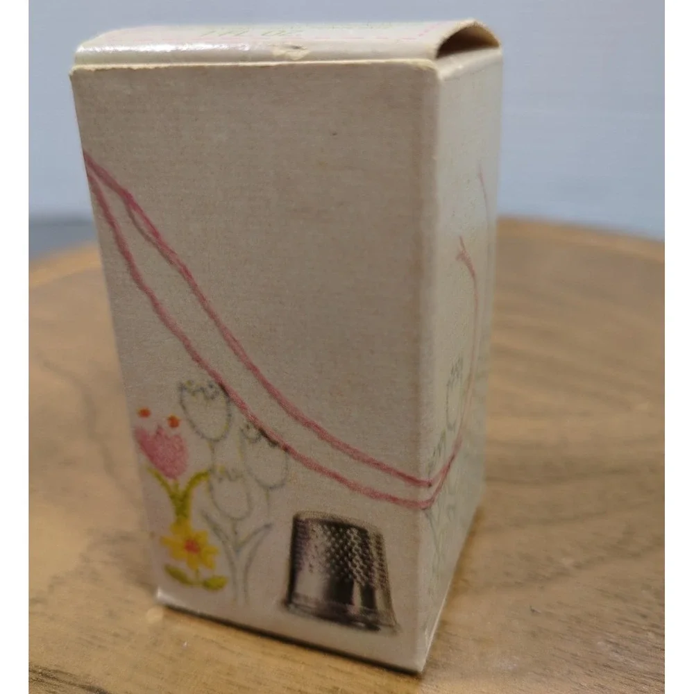 Vtg Avon Sewing Notions Thimble Top Milk Glass Spool Pink Thread Bottle‎ Empty